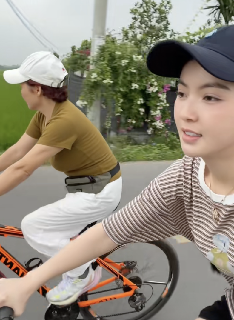 Chu Thanh Huyền lái xế hộp đưa con về thăm quê chồng, mối quan hệ với mẹ Quang Hải gây chú ý插图1 screen shot 2026 04 19 at 071951