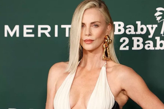 Đả nữ gợi cảm bậc nhất thế giới 50 tuổi vẫn trẻ đẹp khó tin: Bí quyết gói gọn trong 3 điều