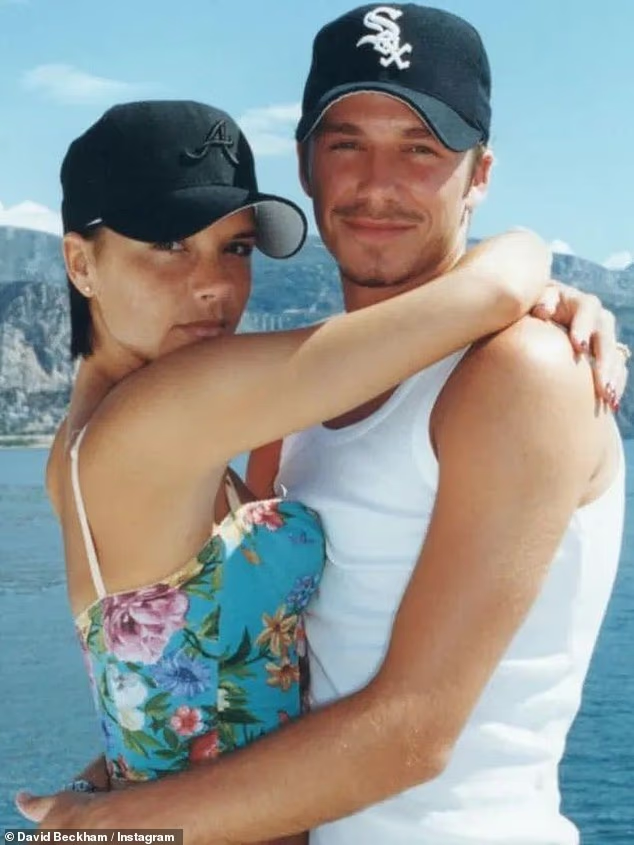 Nhan sắc Victoria Beckham sau 30 năm vẫn đỉnh chóp, đón sinh nhật ngọt ngào bên gia đình, buồn vì sự tuyệt giao của con trai cả插图1 image 4
