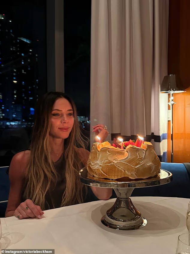 Nhan sắc Victoria Beckham sau 30 năm vẫn đỉnh chóp, đón sinh nhật ngọt ngào bên gia đình, buồn vì sự tuyệt giao của con trai cả插图 image