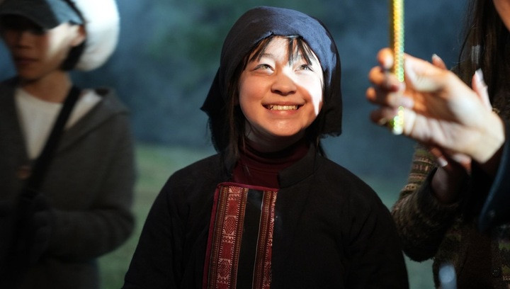 Trong phim, Nina vào vai cô bé dân tộc tên Lua, không may bị thế lực đen tối xâm chiếm thể xác. Cô bé gây bất ngờ với diễn xuất chuyên nghiệp, đồng thời thể hiện khả năng thoại bằng tiếng Việt khá rành mạch.