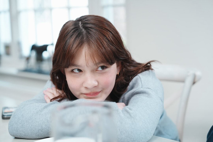 Sinh năm 2014, Nina mang trong mình 2 dòng máu Thái - Anh. Cô bé hiện là thực tập sinh tài năng của GMM Grammy - đế chế giải trí hàng đầu xứ Chùa Vàng, được đào tạo bài bản từ ca hát, vũ đạo cho đến diễn xuất chuyên nghiệp.