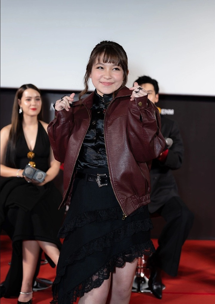 Tháng 10/2025, Nina cùng đoàn phim