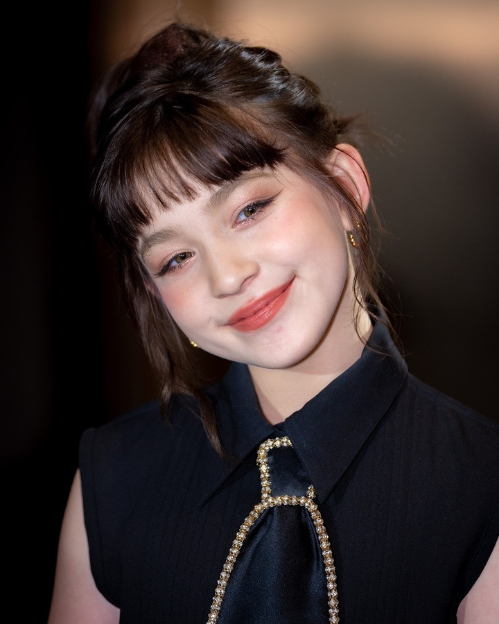 Nina được truyền thông xứ chùa vàng nhận xét là gương mặt triển vọng hàng đầu của màn ảnh trong tương lai.