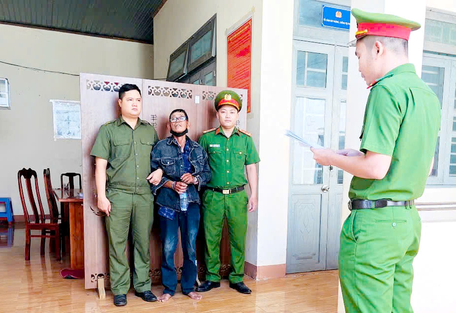 Thi hành lệnh bắt tạm giam đối tượng cộm cán Bình 'chôm'插图 Thi hành lệnh bắt tạm giam đối tượng cộm cán Bình “chôm” - Ảnh 1.