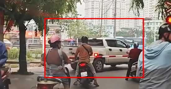 'Thót tim' xe bán tải bất chấp lao qua gác chắn tàu ở Hà Nội