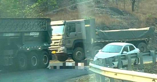 Va chạm với xe đầu kéo trên quốc lộ, người đàn ông tử vong