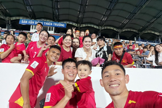 Bà xã Duy Mạnh gây chú ý khi đeo dây chuyền 300 triệu đồng đi cổ vũ chồng