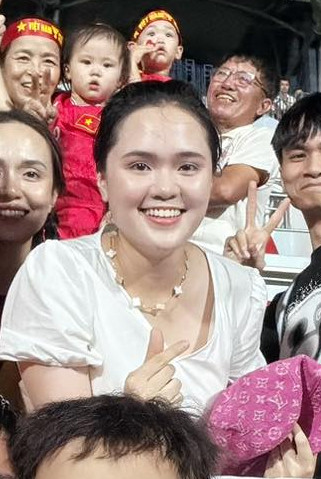 Bà xã Duy Mạnh gây chú ý với dây chuyền 300 triệu đồng đi cổ vũ chồng - Ảnh 3.