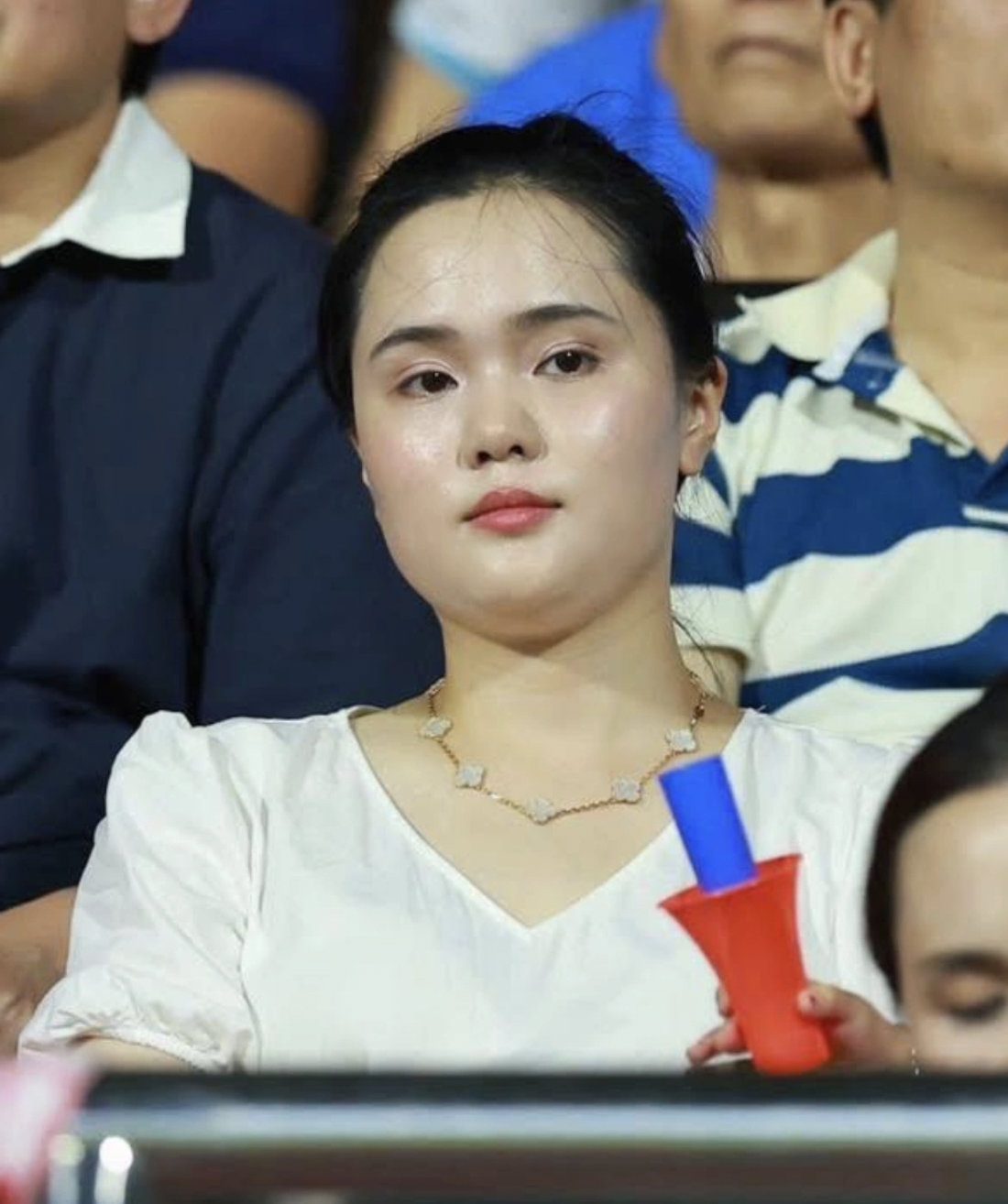 Bà xã Duy Mạnh gây chú ý với dây chuyền 300 triệu đồng đi cổ vũ chồng - Ảnh 4.