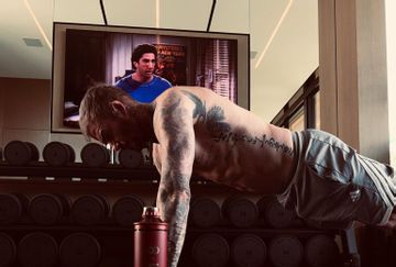 David Beckham cởi trần khoe body 6 múi 'khét lẹt' tuổi 50, nhan sắc chấp cả thời gian