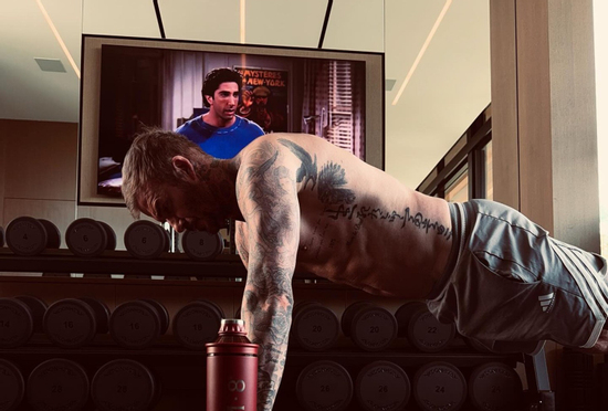 David Beckham cởi trần khoe body 6 múi 'khét lẹt' tuổi 50, nhan sắc chấp cả thời gian