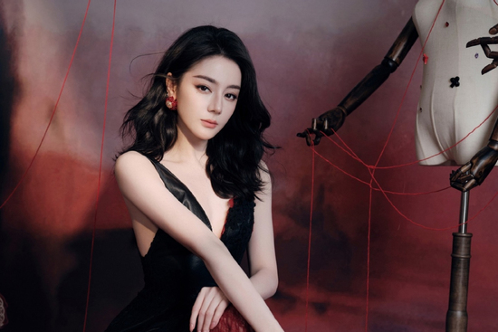 Địch Lệ Nhiệt Ba gây sốt với tạo hình búp bê dây kéo quyến rũ