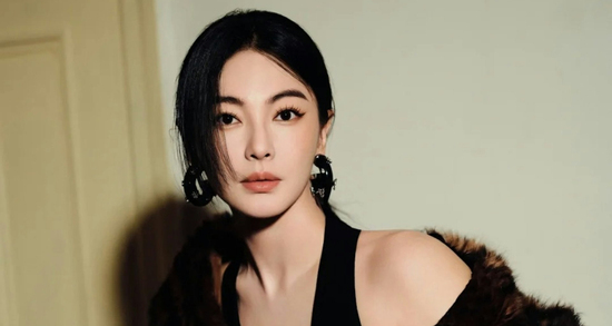 Diễn viên Trương Vũ Kỳ mất kiểm soát, mắng khán giả trên sóng trực tiếp