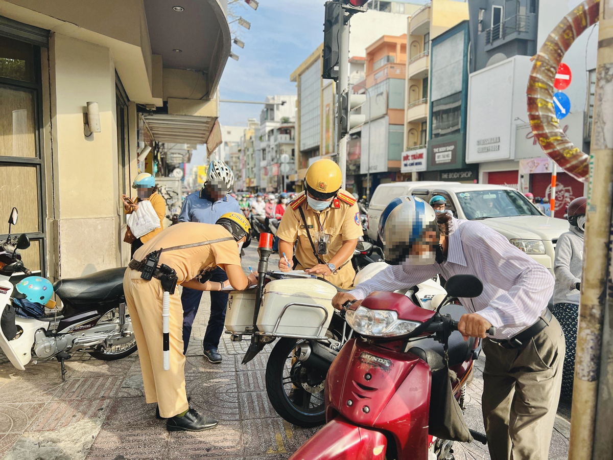 Lỗi đi xe máy dễ