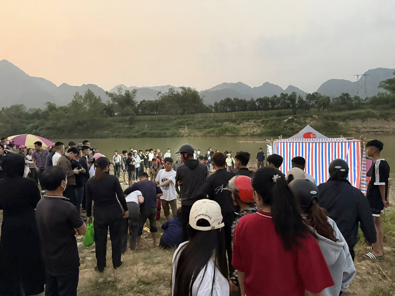 nhảy cầu Rỏi.jpg