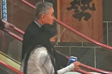 Tỷ phú 74 tuổi bị bắt gặp hẹn hò với nữ sinh 20 tuổi khiến nhiều người bàn tán