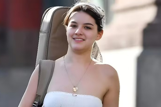 Cuộc sống 'thay đổi chóng mặt' của Suri Cruise ở tuổi 20