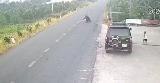 Bé trai đá bóng ra đường, người đàn ông chạy xe máy cán trúng ngã tử vong