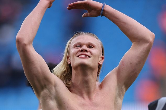 Erling Haaland xõa tóc, khoe body chắc khoẻ gây xôn xao