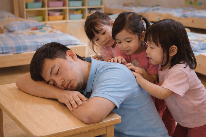 Vài em nhẹ nhàng kéo áo thầy Trần và thì thầm vào tai: