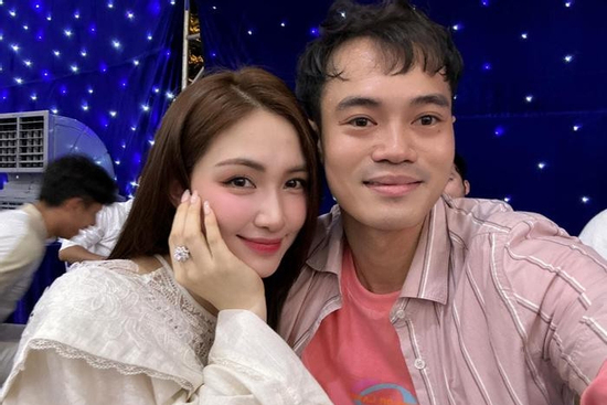 Hòa Minzy về nhà Văn Toàn ăn cưới còn tự tay vào bếp bê cỗ, phản ứng lạ khi bị trêu là 'em dâu hụt'