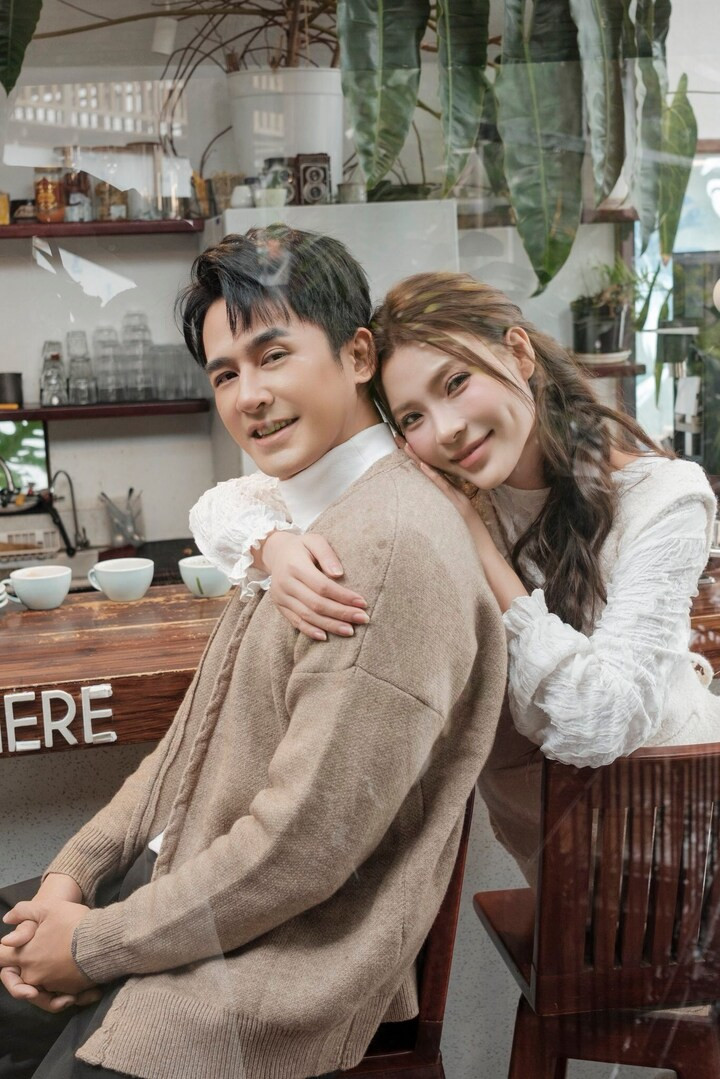 Có chồng là người trong nghề nên Thúy Diễm nhận được sự đồng cảm, chia sẻ từ nửa kia trong công việc. Mỗi khi có bộ phim mới, nữ diễn viên đều kể cho chồng nghe về vai diễn của mình, đặc biệt khi chuẩn bị cho cảnh nóng trong phim.