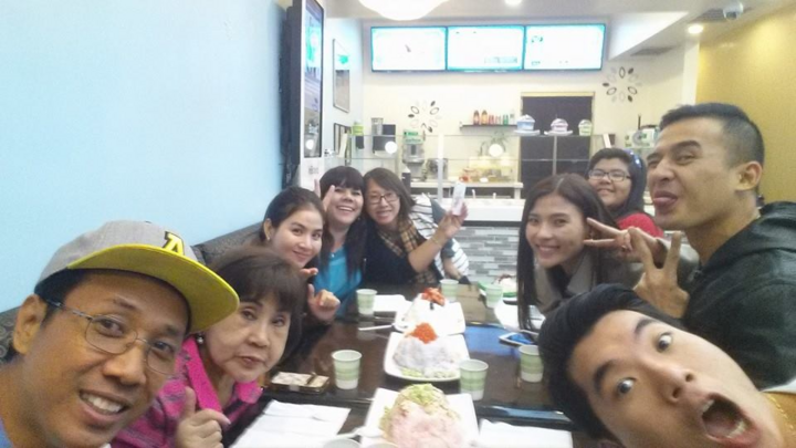 Trước khi công khai tình cảm vào năm 2014, cặp đôi từng có khoảng thời gian hẹn hò bí mật. Khi ấy, nam diễn viên âm thầm đưa đón bạn gái mỗi ngày. Trên phim trường, họ hạn chế thể hiện tình cảm. Dù đôi lúc bức bối vì không thể công khai nhưng cặp đôi vẫn đành chấp nhận.