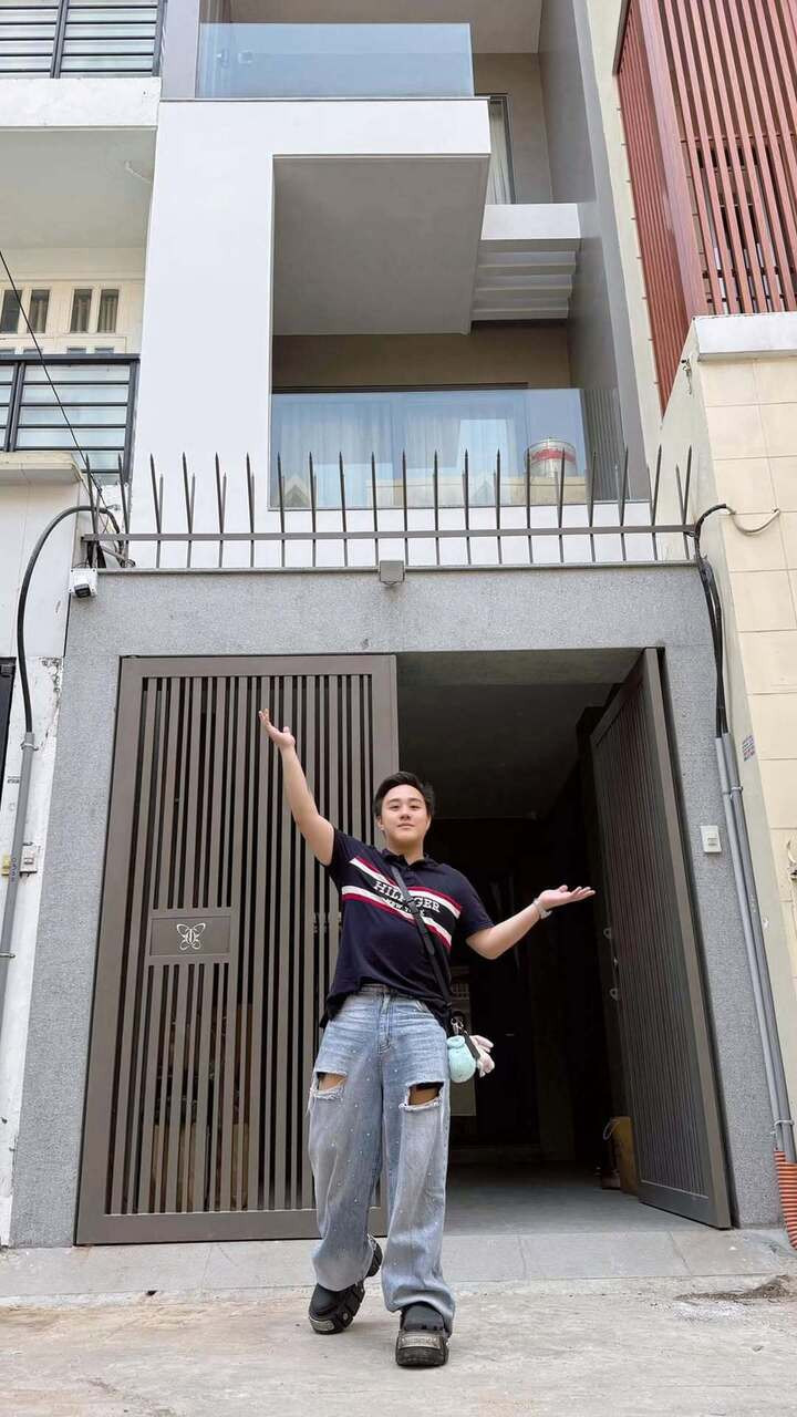 Trung Quân Idol: 'Hoàng tử mưa' của Vpop, cuộc sống giàu có, U40 vẫn độc thân插图2 Đầu năm 2025, Trung Quân khoe món quà tự thưởng cho bản thân sau một năm làm việc chăm chỉ. (Ảnh: FBNV)