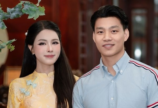 Văn Thanh bảnh bao đi hỏi vợ, nàng WAG xinh khác hẳn ngày thường