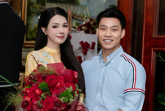 Ảnh nét căng: Văn Thanh mang trap xịn xò đến nhà vợ 'trâm anh thế phiệt' dạm ngõ, trao ngay 'thẻ lương' uy tín