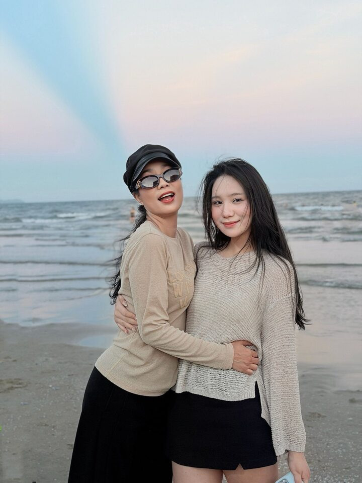 Nữ nghệ sĩ cho biết Khánh Ngân có tính cách hiền lành, lạc quan nhưng suy nghĩ chín chắn, đôi khi khiến mẹ bất ngờ vì sự trưởng thành. Hai mẹ con thường trò chuyện như những người bạn, giúp Khánh Ngân thoải mái chia sẻ và giữ được sự cân bằng trong cuộc sống.