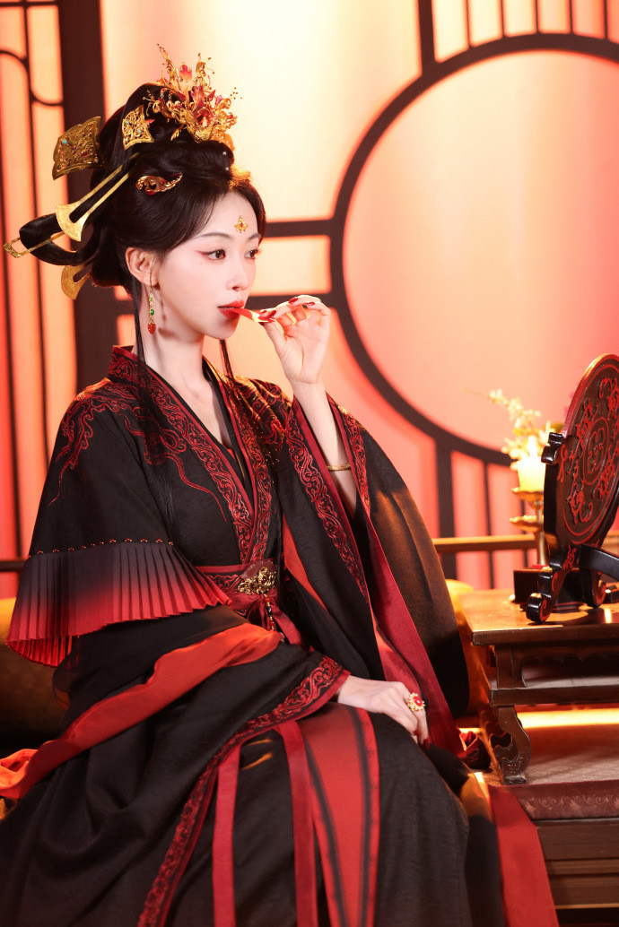 Hoàng hậu đẹp vô địch Trung Quốc hiện tại: Nhan sắc như phượng hoàng chuyển thế插图6 007ik5dggy1ic787qof27j347s6bkx6x