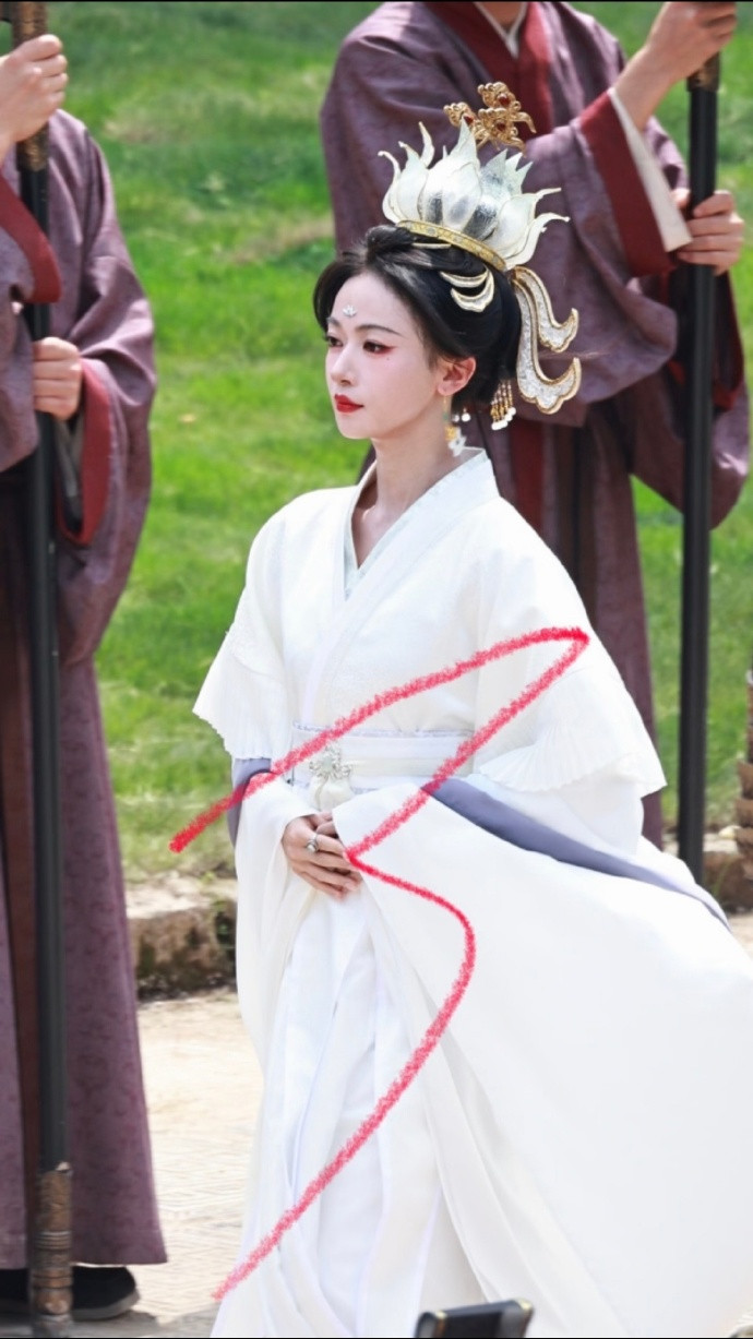 Hoàng hậu đẹp vô địch Trung Quốc hiện tại: Nhan sắc như phượng hoàng chuyển thế插图2 693fb9e2gy1icd861kydij20u01hck1g