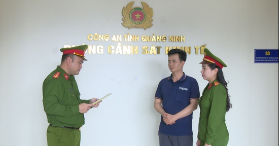 Khởi tố hai mẹ con sản xuất giấm giả từ axit pha nước lã