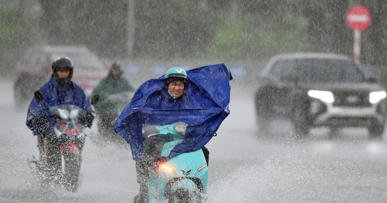 Không khí lạnh đang tràn về, miền Bắc mưa giông sầm sập, Hà Nội chỉ 21 độ