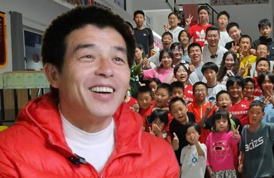 'Ông bố siêu nhân' chăm gần 300 trẻ mồ côi, vay nợ, làm đủ nghề nuôi con