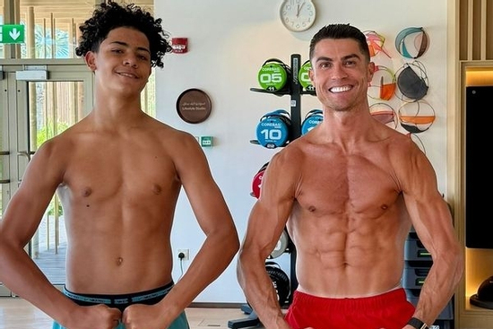 Ronaldo và con trai sắp đá chung một CLB, kỷ lục chưa từng có trong lịch sử bóng đá