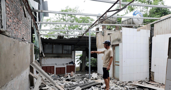 Sông Thao cạn vẫn sạt lở, người dân phải thốt lên 'mất nửa nhà trong một ngày'