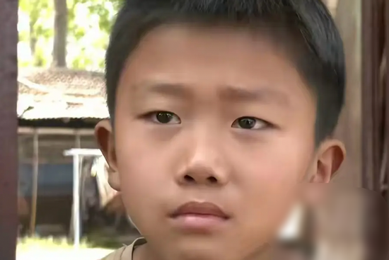 Cậu bé 9 tuổi nhiều ngày không ăn thịt, mở cặp sách của em ra xem, cô giáo liền bật khóc