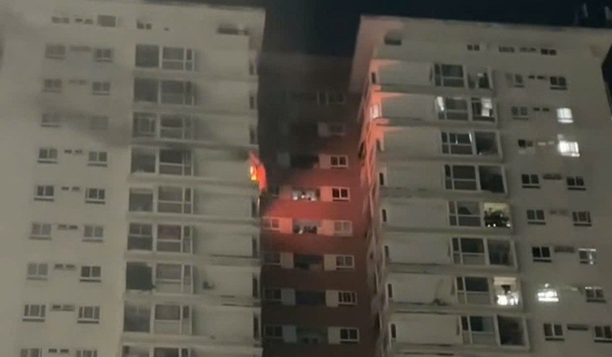 Cháy căn hộ tầng 16 chung cư ở TPHCM, cư dân hoảng loạn tháo chạy..jpg