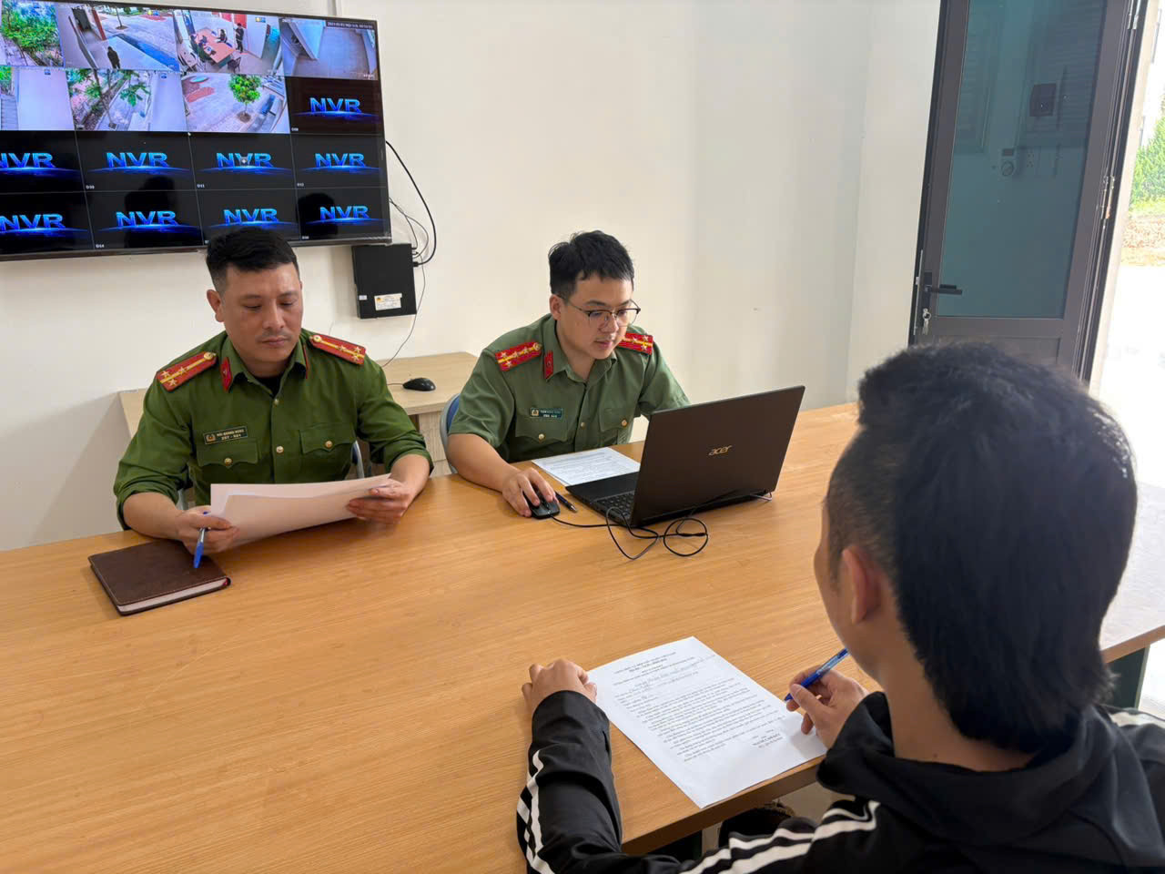 Công an làm việc với TikToker đăng clip phản cảm để “câu view”插图 Công an làm việc với TikToker đăng clip phản cảm để “câu view” - Ảnh 1.