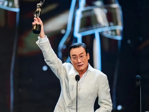 Danh tính người phụ nữ đứng sau giúp Lương Gia Huy từ bán hàng rong thành ảnh đế - Ảnh 1