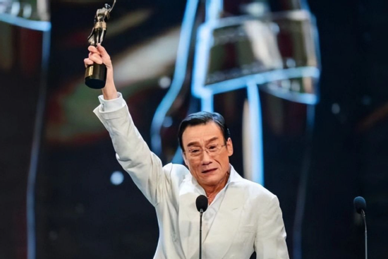 Danh tính người phụ nữ đứng sau giúp Lương Gia Huy từ bán hàng rong thành ảnh đế