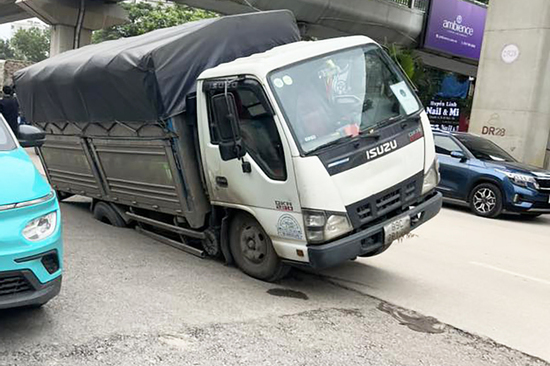 Hà Nội: Ô tô lại sụt hố trên đường Nguyễn Trãi