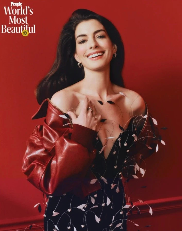 Trong bài phỏng vấn đi kèm, Anne Hathaway đưa ra một định nghĩa rất riêng về cái đẹp. Với cô, vẻ đẹp không phải là sự hoàn hảo tuyệt đối, mà nằm ở ranh giới giữa những điều chân thật, kể cả khi nó không hoàn hảo. Quan điểm này phần nào lý giải vì sao hình ảnh của cô ngày càng gần gũi, nhưng vẫn giữ được sức hấp dẫn đặc biệt.