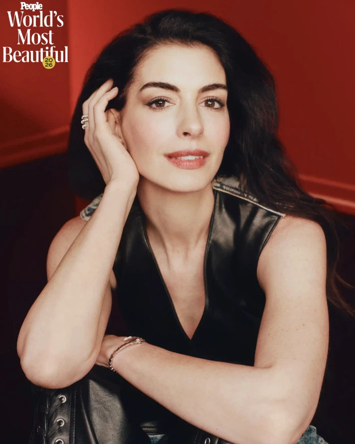 Tạp chí nhận định, sau nhiều năm tự đặt mình dưới áp lực hoàn hảo, ngôi sao của The Devil Wears Prada đang dần buông bỏ những tiêu chuẩn khắt khe. Chính sự thay đổi này giúp cô trở nên rạng rỡ hơn, không chỉ ở ngoại hình mà còn ở khí chất