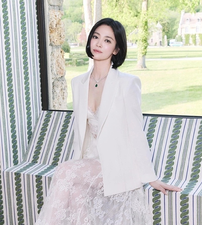 Song Hye-kyo khoe nhan sắc xinh đẹp như