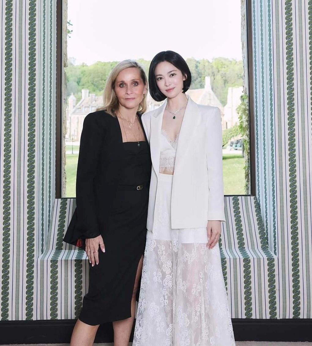 Song Hye-kyo khoe nhan sắc xinh đẹp như