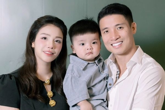 Bùi Tiến Dũng cùng cô chủ khách sạn tổ chức sinh nhật cho quý tử Nhật Vượng, nhan sắc mẹ bỉm 3 con gây sốt